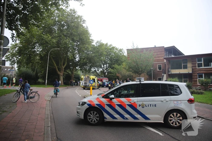 Personenauto vliegt uit de bocht