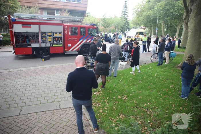 Personenauto vliegt uit de bocht