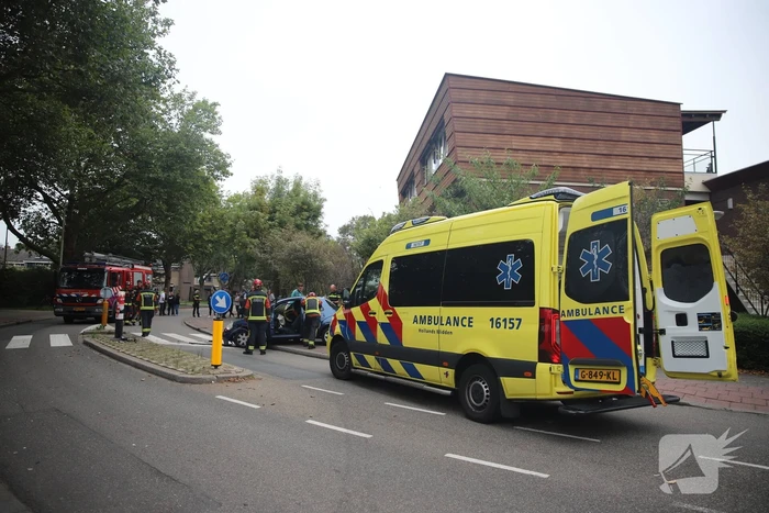 Personenauto vliegt uit de bocht