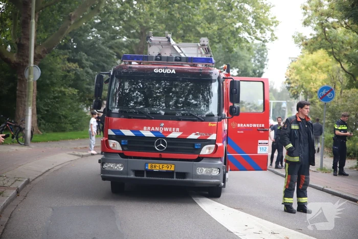 Personenauto vliegt uit de bocht