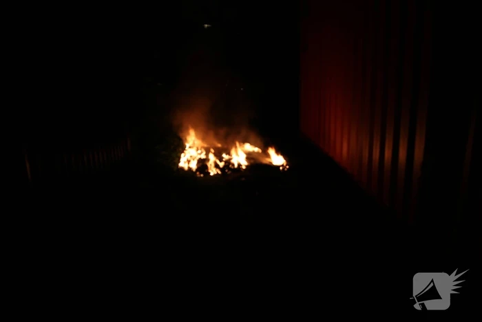 Politie doet poging brand te blussen