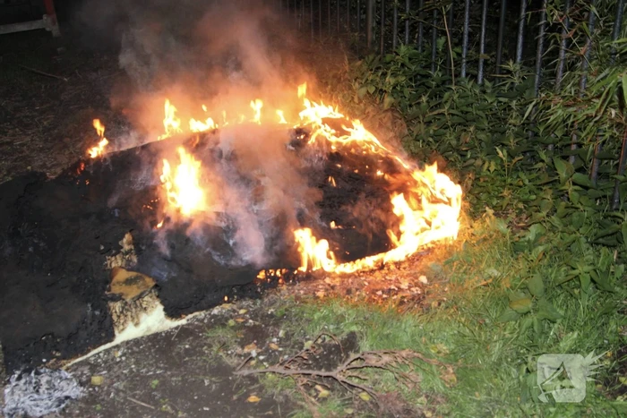 Politie doet poging brand te blussen