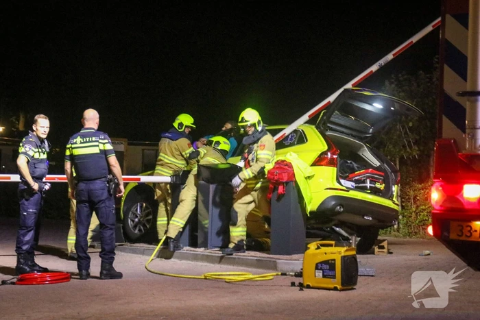 Ambulance crasht tegen slagboom