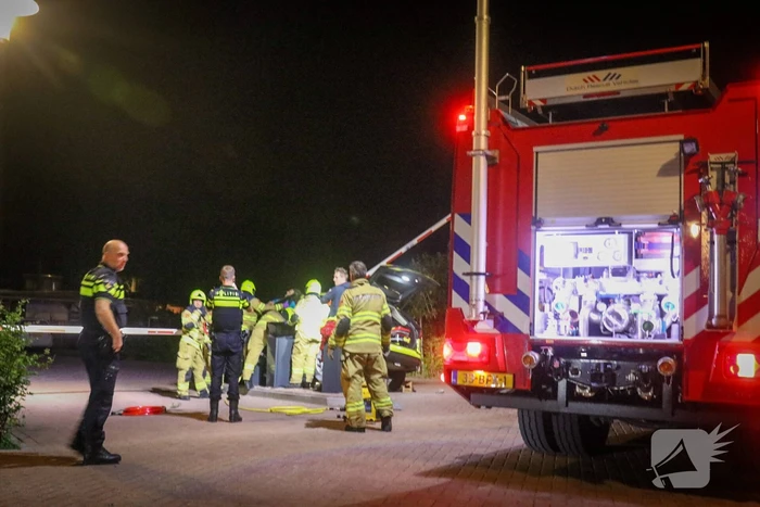 Ambulance crasht tegen slagboom