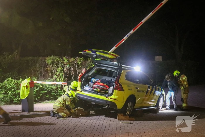 Ambulance crasht tegen slagboom