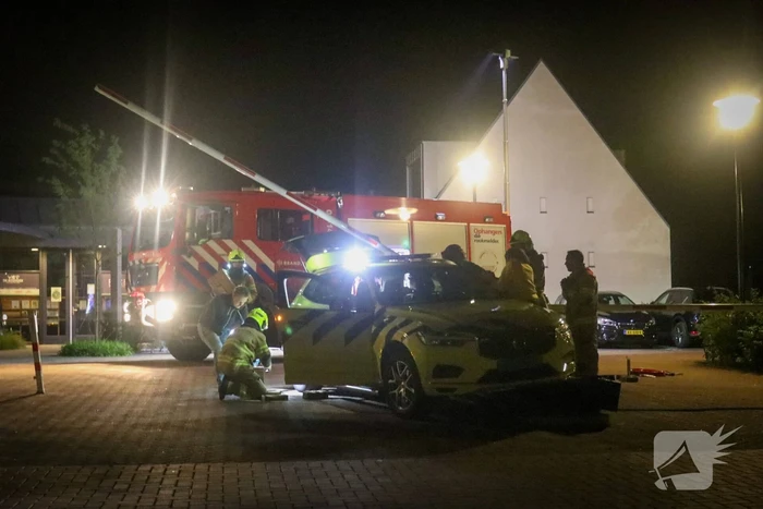 Ambulance crasht tegen slagboom