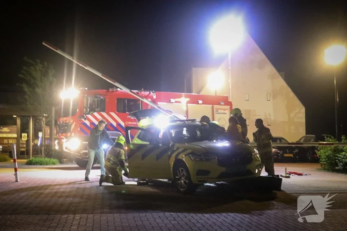 Ambulance crasht tegen slagboom