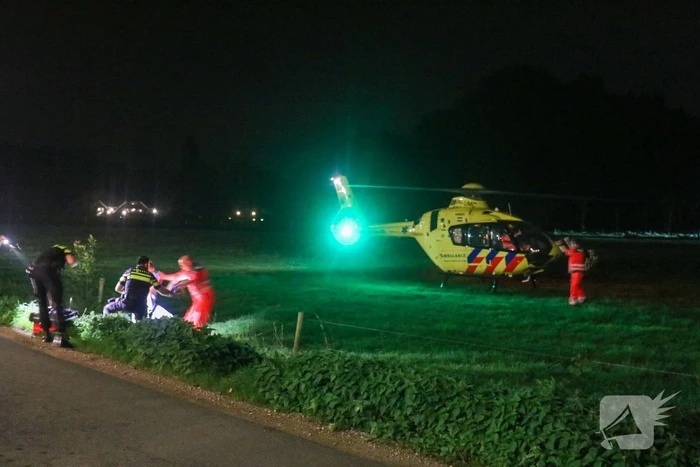 Ambulance crasht tegen slagboom