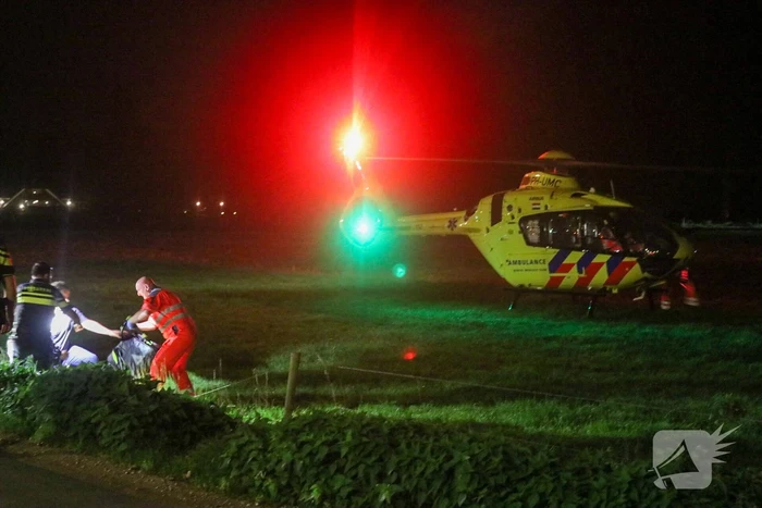 Ambulance crasht tegen slagboom