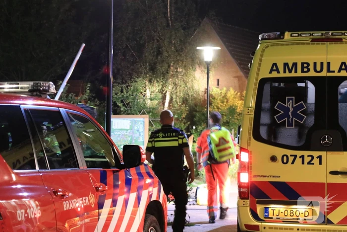 Ambulance crasht tegen slagboom
