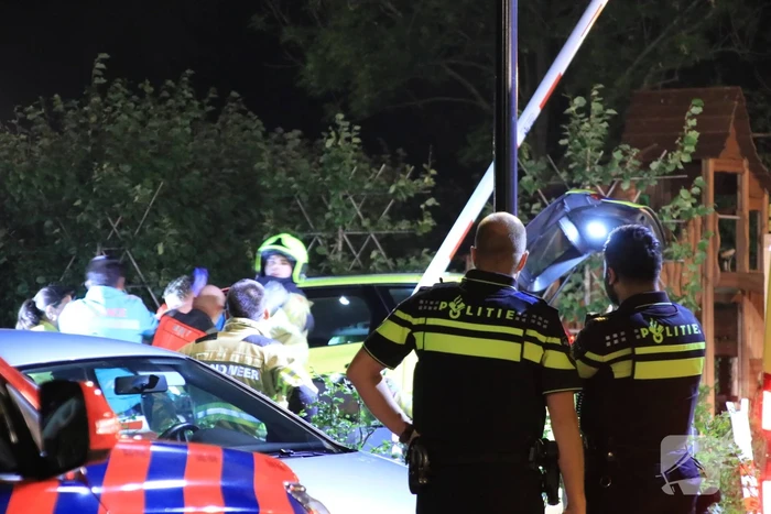 Ambulance crasht tegen slagboom