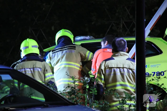 Ambulance crasht tegen slagboom