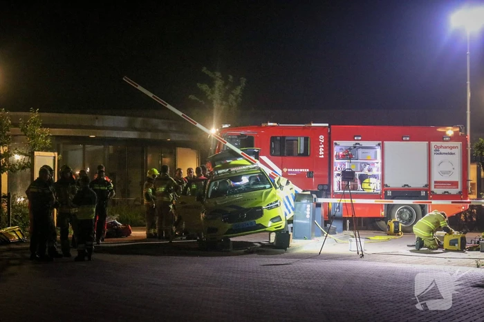 Ambulance crasht tegen slagboom