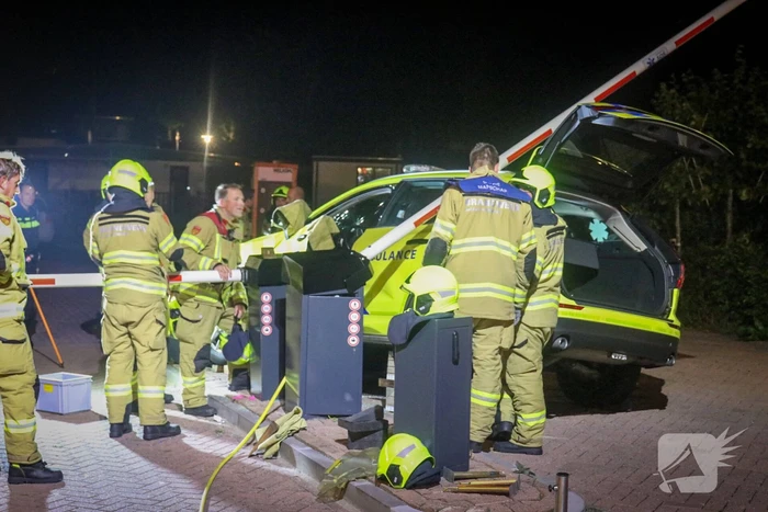 Ambulance crasht tegen slagboom