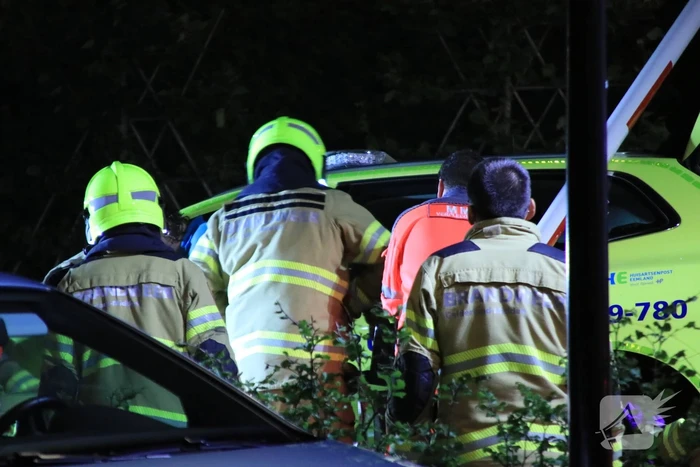 Ambulance crasht tegen slagboom