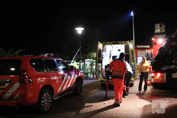 Ambulance crasht tegen slagboom