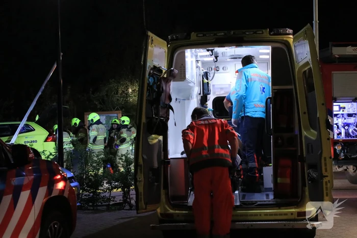 Ambulance crasht tegen slagboom