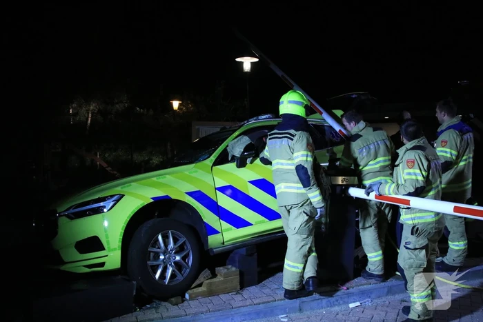 Ambulance crasht tegen slagboom