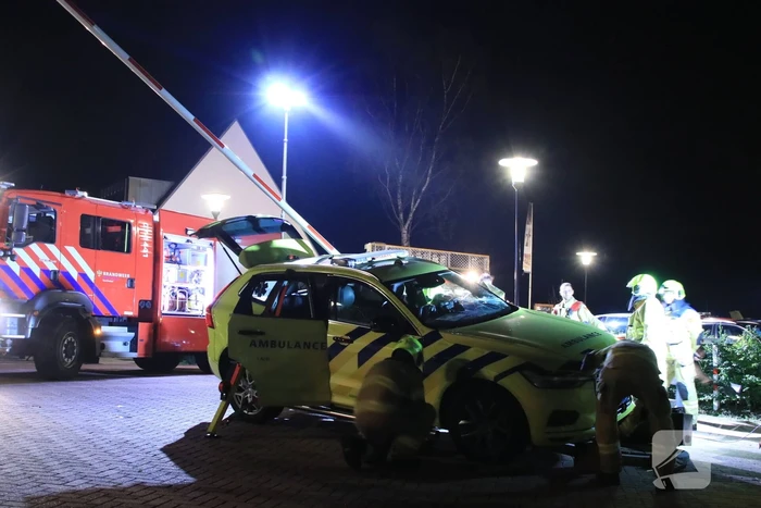 Ambulance crasht tegen slagboom
