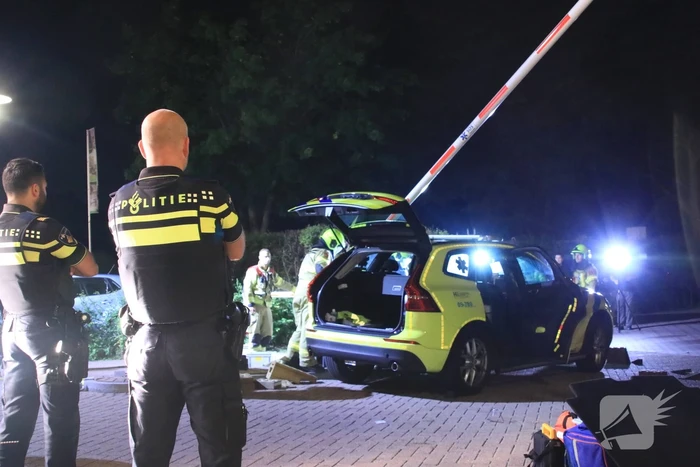 Ambulance crasht tegen slagboom