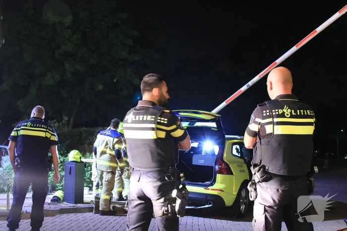 Ambulance crasht tegen slagboom