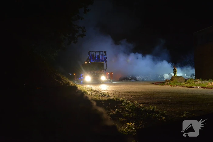 Veel rookontwikkeling door brandende afvalberg
