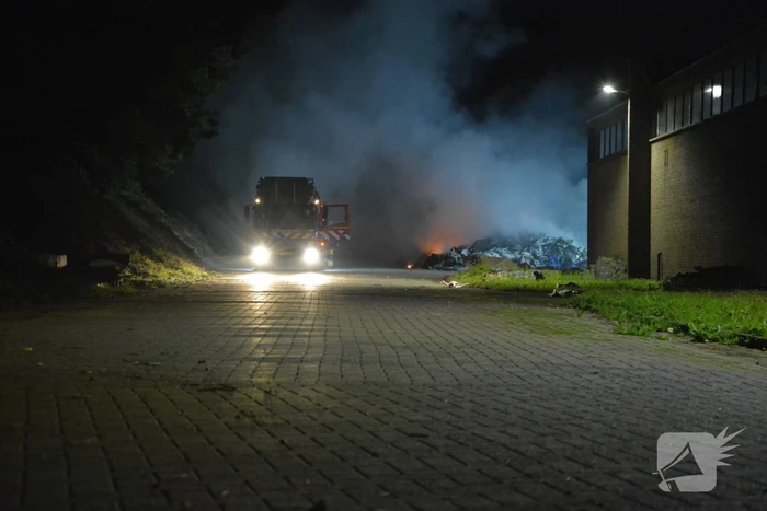Veel rookontwikkeling door brandende afvalberg