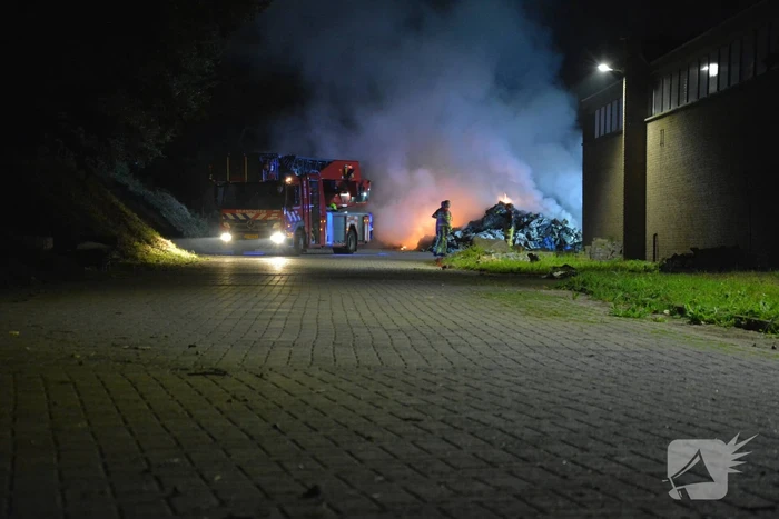 Veel rookontwikkeling door brandende afvalberg