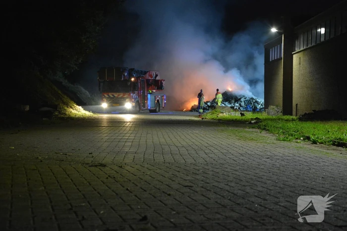Veel rookontwikkeling door brandende afvalberg
