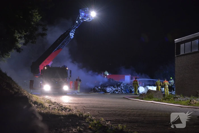 Veel rookontwikkeling door brandende afvalberg
