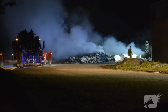 Veel rookontwikkeling door brandende afvalberg