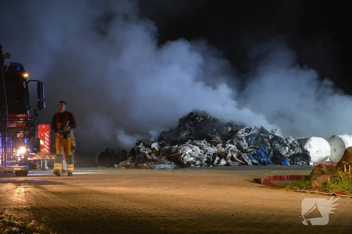 Veel rookontwikkeling door brandende afvalberg