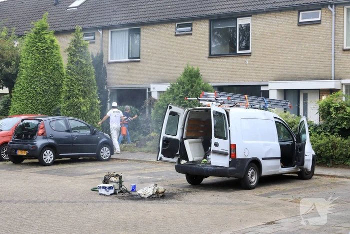Schilder provoceert persfotografen bij brand in zijn bestelbus