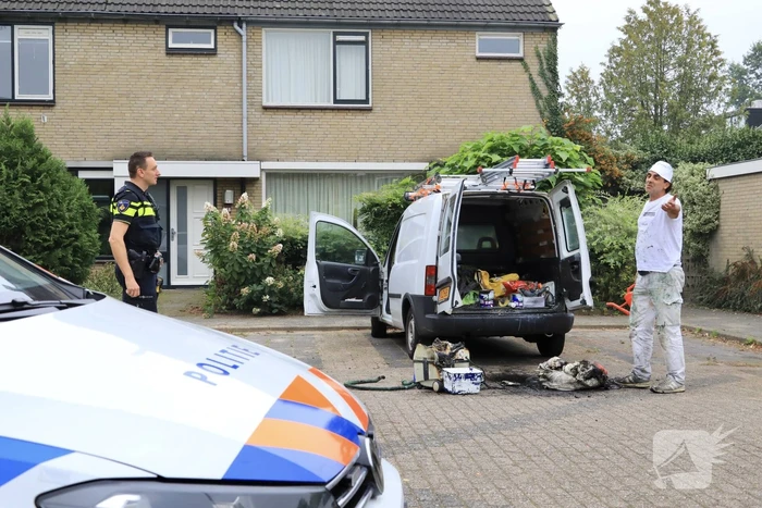 Schilder provoceert persfotografen bij brand in zijn bestelbus
