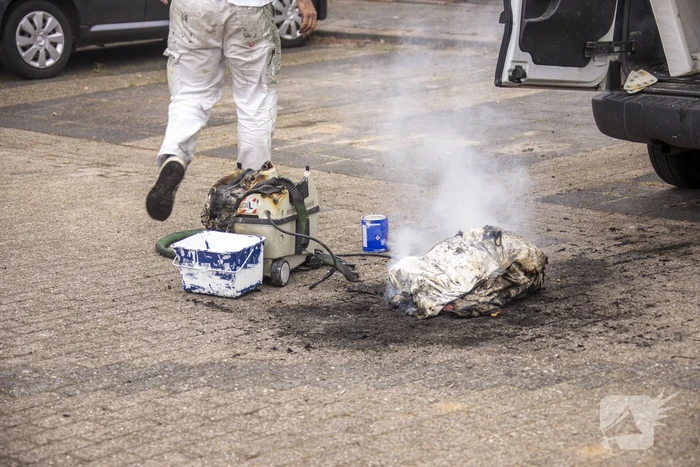 Schilder provoceert persfotografen bij brand in zijn bestelbus