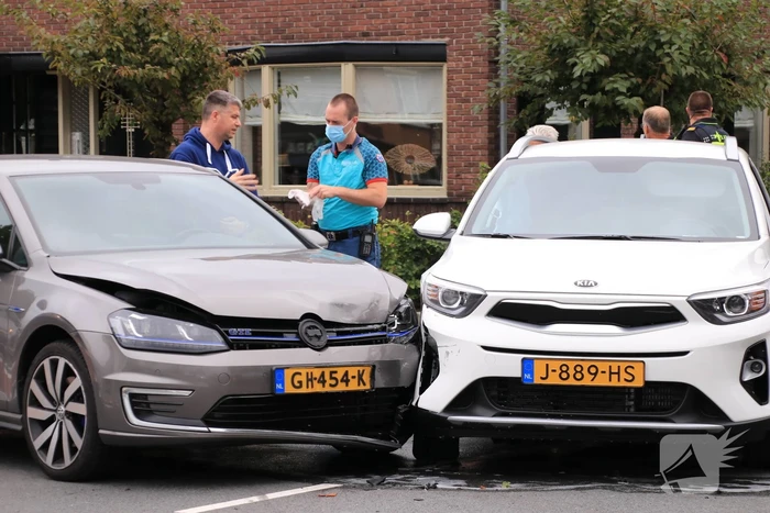 Forse schade na aanrijding op kruispunt