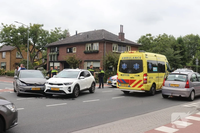 Forse schade na aanrijding op kruispunt