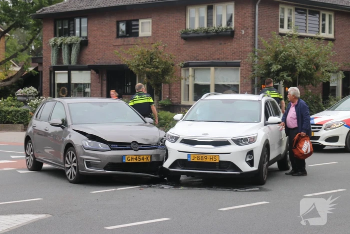 Forse schade na aanrijding op kruispunt