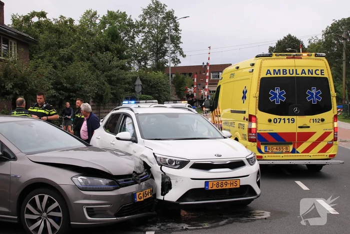 Forse schade na aanrijding op kruispunt