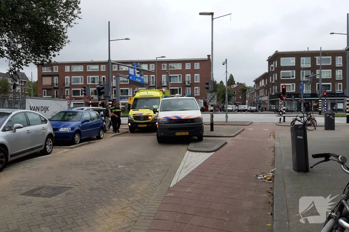 Automobilist rijdt verkeerslicht omver