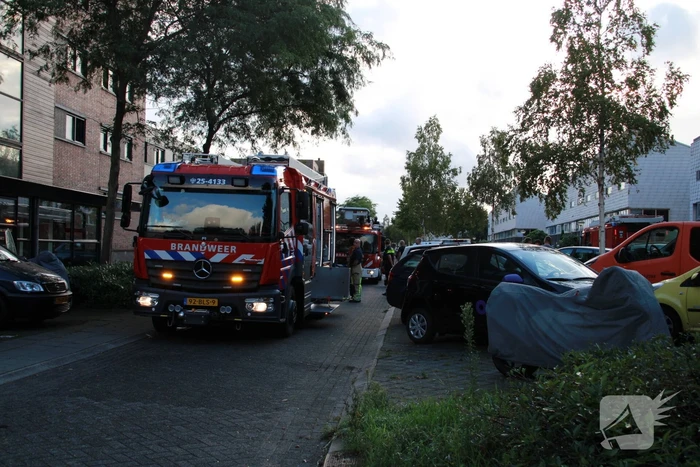 Brandweer doet onderzoek in flatgebouw na brandmelding