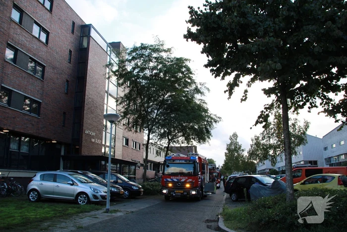 Brandweer doet onderzoek in flatgebouw na brandmelding