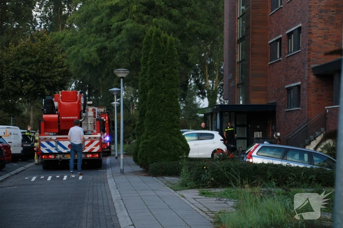 Brandweer doet onderzoek in flatgebouw na brandmelding