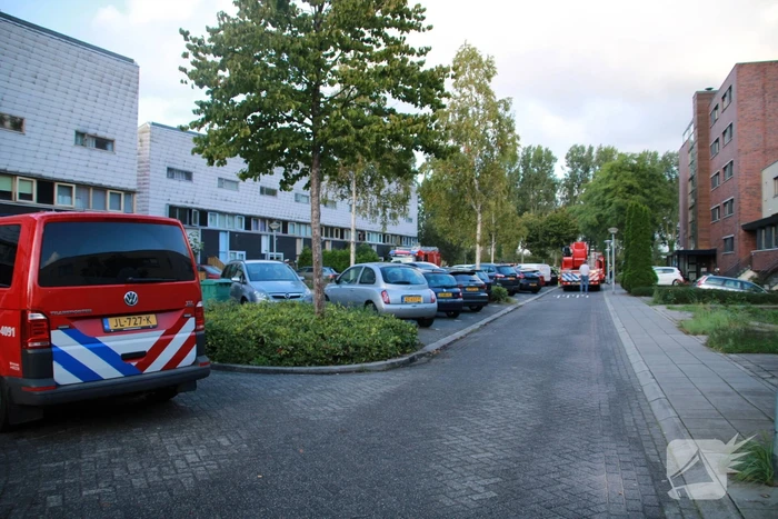 Brandweer doet onderzoek in flatgebouw na brandmelding