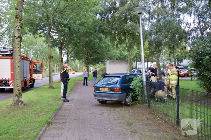 Auto ramt hekwerk hondenuitlaatplek