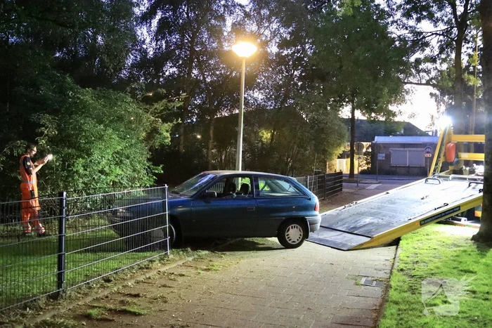 Auto ramt hekwerk hondenuitlaatplek