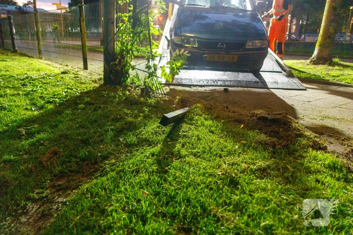 Auto ramt hekwerk hondenuitlaatplek