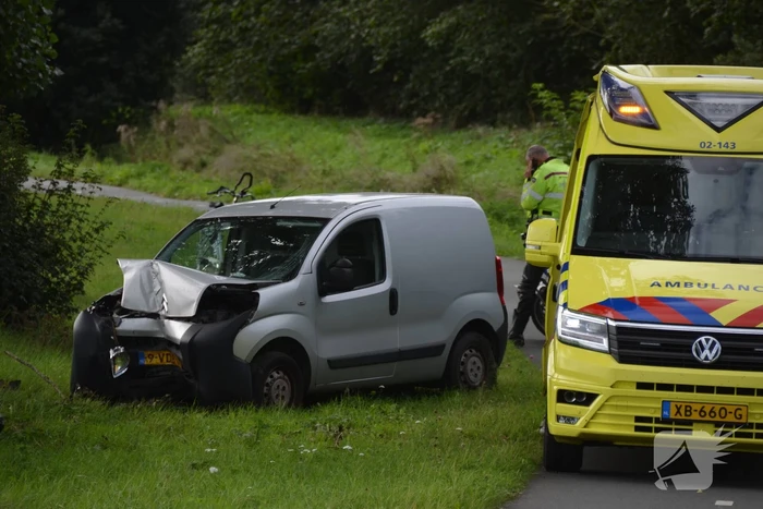 Bestelbus botst frontaal tegen boom