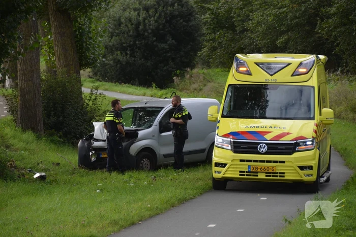 Bestelbus botst frontaal tegen boom
