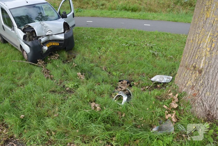Bestelbus botst frontaal tegen boom